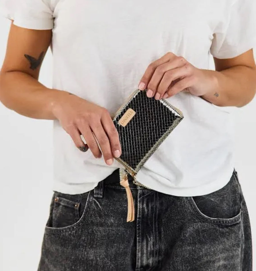 Consuela Zippy Wallet, Kyle